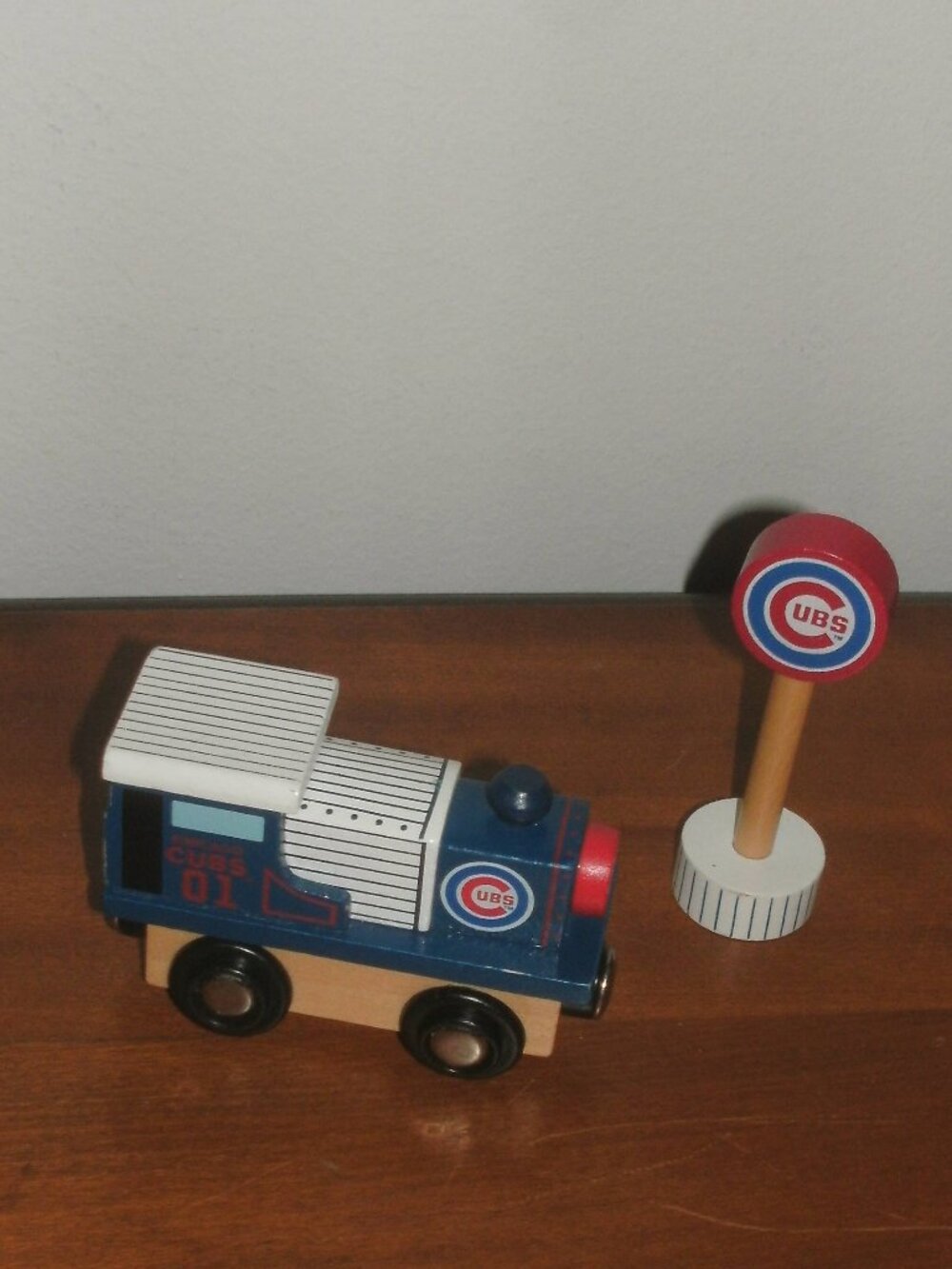 Collectible Chicago Cubs MLB 2011 Wooden Train Car 01 & Wooden Sign